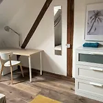 Sokol House New Town ホームステイ *