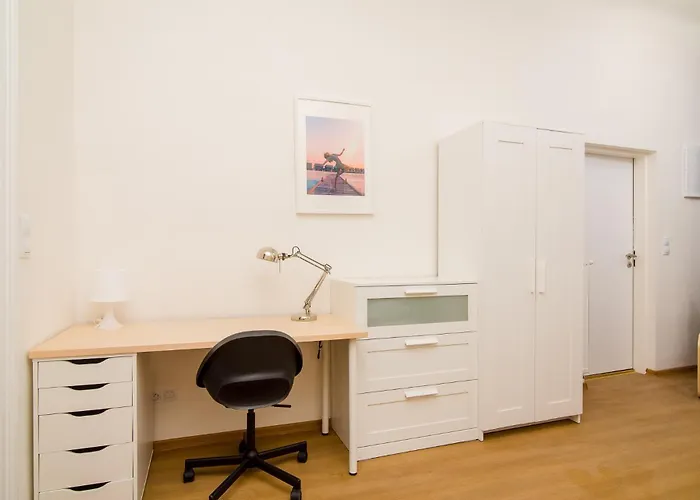 Sokol House New Town ホームステイ